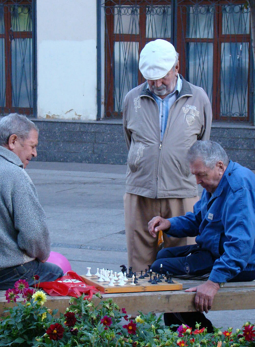 anziani gioco scacchi